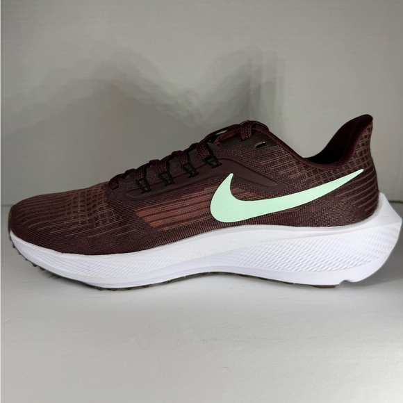Nike Women's Maroon Sneakers with Mint Swoosh - Picture 3 of 9